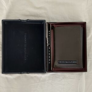 Tommy Hilfiger Men's Brown Leather Wallet NIB
